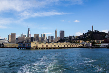 Fototapeta premium Boat leaving docks in San Francisco