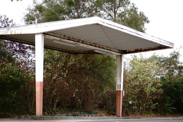 Stillgelegte Tankstelle / Der Unterstand einer stillgelegten Tankstelle mit einem Wellblechdach und Stahlträgern. .