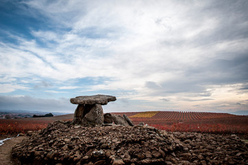 Monolito hechicera en la guardia con el cielo azul y las viñas rojas de otoño