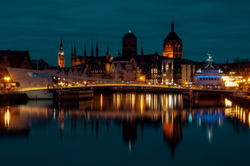 Widok na miasto Gdańsk od strony kładki na Ołowiance, stare miasto nocą.  - obrazy, fototapety, plakaty