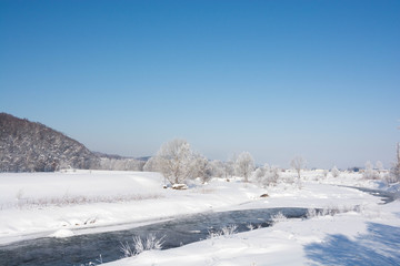 Fototapeta na wymiar 晴れた日の冬の川