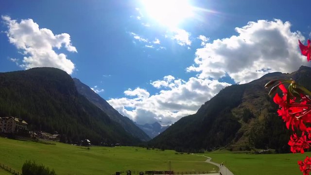 timelapse di nuvole in montagna, valle del Gran Paradiso.