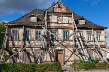 Fototapeta na wymiar Verfallenes Haus in Coswig, Sachsen-Anhalt, Deutschland