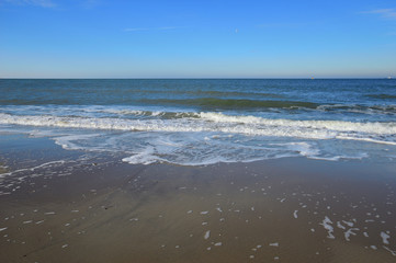 Fala morska wdzierająca się na plażę podczas odpływu i przypływu morza.