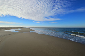 Fala morska wdzierająca się na plażę podczas odpływu i przypływu morza.