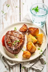 Gardinen Yummy steak and roasted potatoes with salt and thyme © shaiith