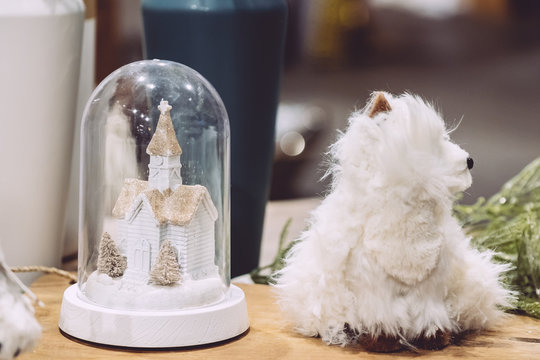D&eacute;coration de No&euml;l, petite maison dans une boule &agrave; neige