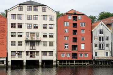 Naklejka premium Speicherhäuser am Fluss Nidelv in Trondheim