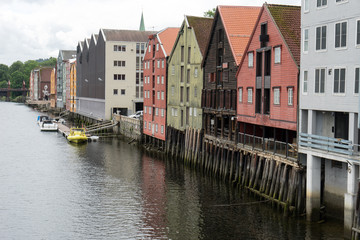Naklejka premium Speicherhäuser am Fluss Nidelv in Trondheim