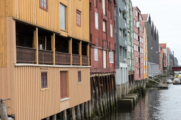 Fototapeta na wymiar Speicherhäuser am Fluss Nidelv in Trondheim