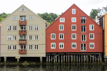 Fototapeta na wymiar Speicherhäuser am Fluss Nidelv in Trondheim