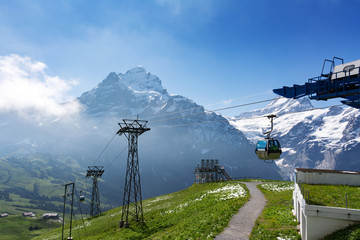 Firstbahn bei Grindelwald mit Blick auf das Mittelhorn im Sommer