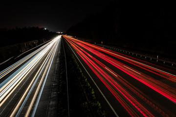 Fototapeta na wymiar Verkehr auf der Autobahn bei Nacht