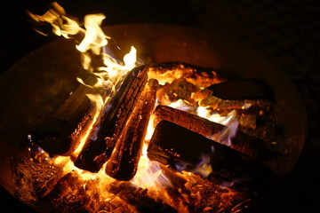 Feuer mit Holz in Feuerschale