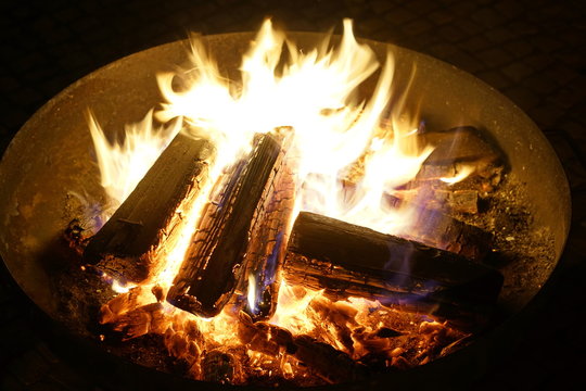 Feuer mit Holz in Feuerschale