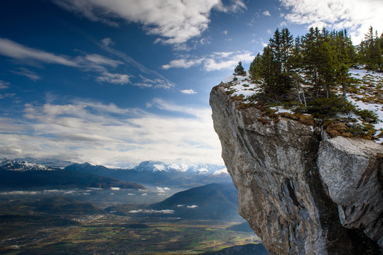 Falaise et sapins &agrave; la montagne
