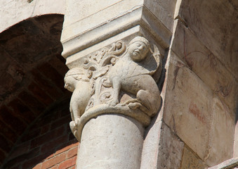 Duomo di Modena; capitello figurato con arpie