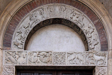Duomo di Modena; architrave e arco del portale settentrionale (Porta della Pescheria)