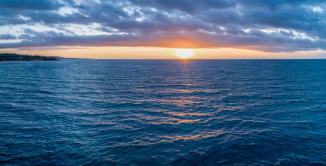 Obraz premium Breathtaking sunset over calm sea panorama