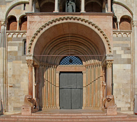 il grande portale meridionale del Duomo di Modena (Porta dei Principi)