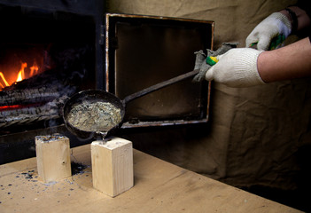 В деревянную форму отливается расплавленный металл