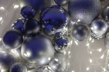 Details eines beleuchteten Adventskranzes 