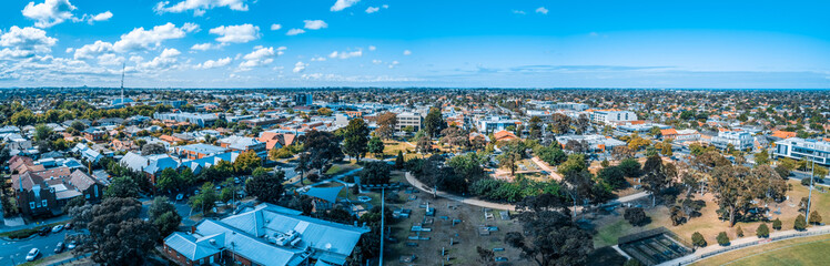 Obraz premium Aerial panorama of Melbourne suburbs on bright summer day