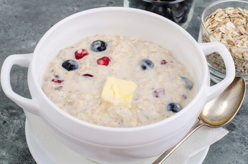Oatmeal with butter and berries