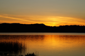 Obraz na płótnie Canvas Evening Lake Sunset