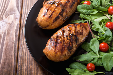 Grilled chicken with spinath and tomatoes salad