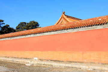 Obraz premium Glazed tile roof and red walls