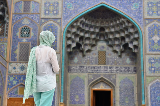 Tourist in front of the main gate to Sheikh Lotfollah Mosque is one of the architectural masterpieces of Iranian, standing on the eastern side of Nagh.