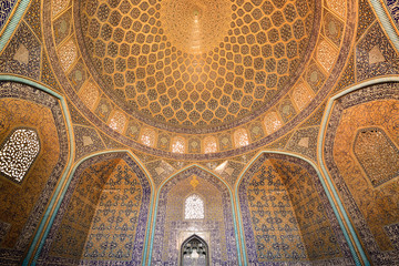 Fototapeta na wymiar Beautifully decorated interior Sheikh Lotfollah Mosque is one of the architectural masterpieces of Iranian, standing.