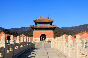 Obraz premium ancient Chinese traditional style of buildings landscape, in the Eastern Tombs of the Qing Dynasty, ZunHua, hebei province, China.