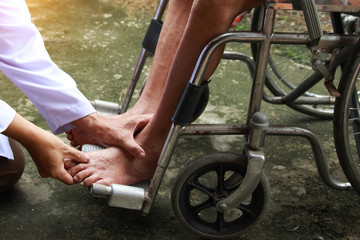 Obraz premium Physical therapist Disabled wheelchair with professional care.concept