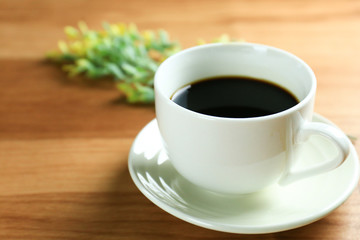 コーヒーカップと花