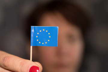 Eine Frau zeigt die Flagge der Europäischen Union EU