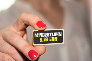 Eine Frau und Mindestlohn von 9,19 EUR in Deutschland