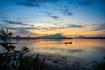 Obraz premium seascape beautiful morning light with Thailand lifestyle fisherman