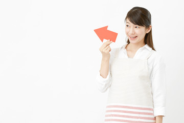 女性　エプロン姿　矢印
