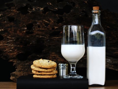 Chocolate chip cookies and milk for snack.