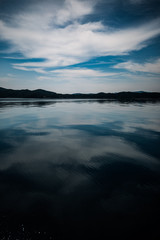 海に反射する空