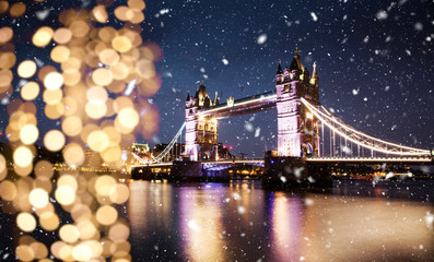 Fototapeta na wymiar snowing in london - winter in the city