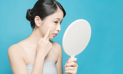 肌をチェックする女性