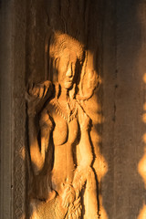 Flachrelief einer Frau in Tempel Angkor