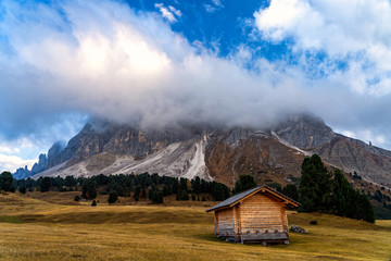 Obraz premium Wooden rural farmer's shed (hut) in a mountains.