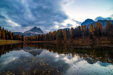 Obraz premium Antorno lake with famous Dolomites mountain peak of Tre Cime di Lavaredo