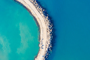 vista aerea di frangiflutti in porto in sicilia