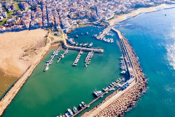 vista aerea di un porto in sicilia con barche attraccate