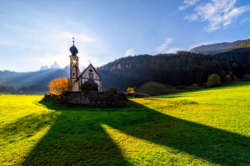 Obraz premium St Johann Church, Santa Maddalena, Val Di Funes, Dolomites, Italy.